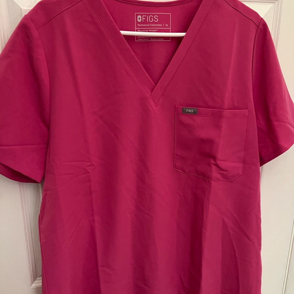 Figs scrub top